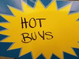 hot buys geschreven op geel en blauw papier foto