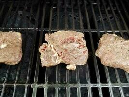 rundvlees of biefstuk koken op barbecue grill foto