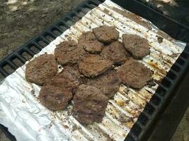 hamburgers koken op een grill foto