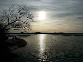 vogels en vliegtuig en potomac rivier tijdens zonsopgang foto