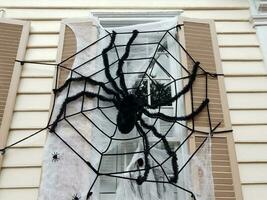 huis met raam en zwarte spin halloween decoratie foto