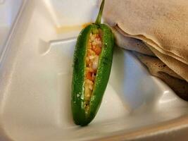 ethiopische pittige gevulde jalapeno peper met uien en brood foto