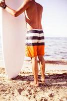 surfen, surfen, strand. surfer met surfer board foto