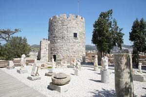 sculpturen in het kasteel van bodrum, turkije foto