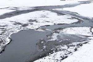 bevroren rivier, ontdooide plaatsen, prachtig landschap foto