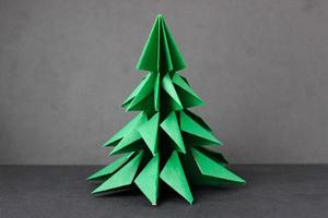 origami groene boom op een zwarte achtergrond foto