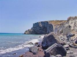 koloumbos strand in santorini griekenland foto