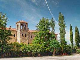 kerk op de stad kalavryta, griekenland foto