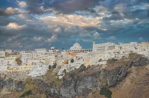 oia stad op het eiland Santorini, Griekenland. traditionele en beroemde huizen en kerken met blauwe koepels over de caldera, de Egeïsche zee foto