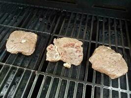 rundvlees of biefstuk koken op barbecue grill foto