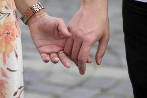 paar hand in hand - close-up foto