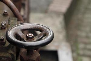 roestige klep in verlaten staalfabriek foto