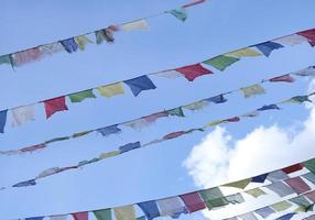 Tibetaanse gebedsvlaggen die op een zonnige dag in de wind vliegen foto