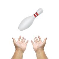 hand met bowling pin op witte achtergrond foto