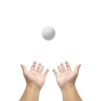 hand met golfbal op witte achtergrond