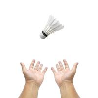 hand met badminton bal op witte achtergrond foto