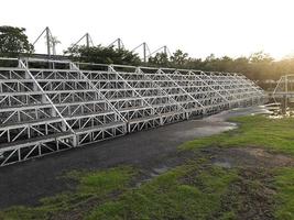 stevige stalen gegalvaniseerde draagbare tribunes in het veld op het voetbalveld foto