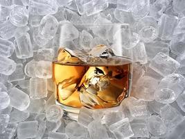 glas whisky, ijsblokjes. drankjes om te entertainen op feestjes.3d render foto