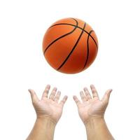 hand met basketbal bal op witte achtergrond foto