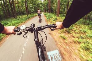 mountainbiken bergafwaarts snel aflopend. uitzicht vanuit de ogen van fietsers. beweging wazig foto