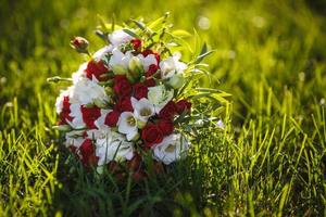 boeket van rode en witte rozen bloemen op het gras met avondzon foto