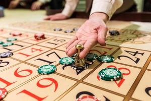 gokfiches op een speeltafel roulette foto