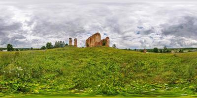 volledig bolvormig 360 graden naadloos panorama in equirectangular equidistante projectie, panorama bij de oude verlaten verwoeste kerk voor de storm, vr-inhoud foto