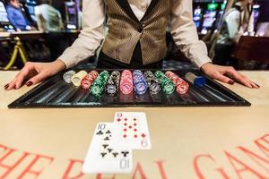 speelpenningen en kaarten op een speeltafel roulette foto