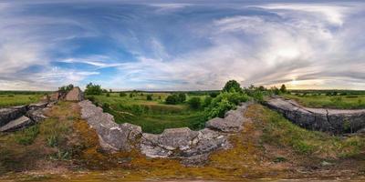 volledig 360 graden naadloos panorama in equirectangular sferische equidistante projectie. panorama in de buurt van verlaten fort van de eerste wereldoorlog bij zonsondergang. achtergrond voor virtual reality-inhoud foto