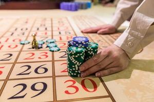 gokfiches op een speeltafel roulette foto