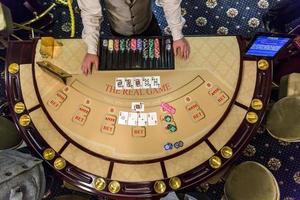 speelpenningen en kaarten op een speeltafel roulette foto