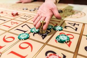 gokfiches op een speeltafel roulette foto