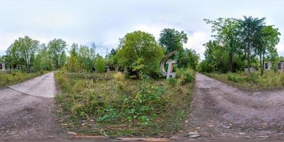 panorama verlaten militaire basis met een sikkel en een hamersymbool. volledig 360 graden panorama in equirectangular equidistante sferische projectie, skybox voor vr-content foto