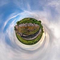 kleine planeet. bolvormig uitzicht in een veld in een mooie avond met mooie wolken foto