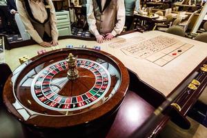 gokfiches op een speeltafel roulette foto