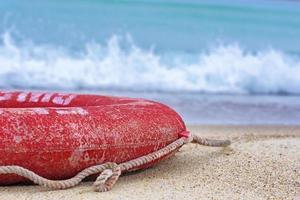 reddingsboei op het strand foto