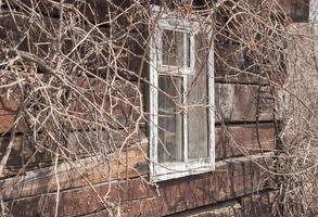 raam in het oude huis foto