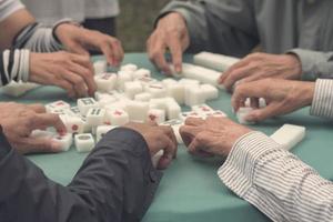 mensen spelen een bordspel foto