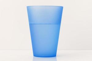 plastic beker met water foto