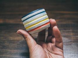 retro stijl geometrische plantenbakken. geschilderde betonnen plantenbakken voor huisdecoratie foto