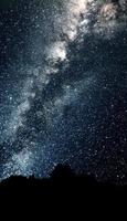 majestueuze achtergrond van de ruimte met veel van de sterren, de Melkweg en de horizon foto
