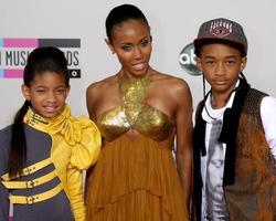 los angeles 21 november - willow smith, jada pinkett smith, jaden smith arriveert op de 2010 american music awards in nokia theater op 21 november 2010 in los angeles, ca foto