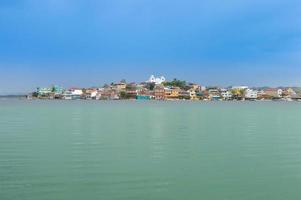 uitzicht op het eiland en de stad Flores vanaf de boot foto