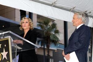 los angeles - 6 nov jane fonda, michael douglas bij de michael douglas ster ceremonie op de hollywood walk of fame op 6 november 2018 in los angeles, ca foto