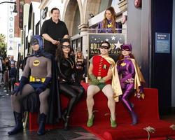 los angeles 9 jan - burt ward, maria menounos, batman, catwoman, robin, riddler bij de burt ward star-ceremonie op de hollywood walk of fame op 9 januari 2020 in los angeles, ca foto