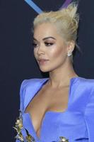 los angeles 11 november - rita ora bij de peoples choice awards 2018 op de barkerhanger op 11 november 2018 in santa monica, ca foto