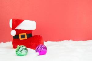 santalaarzen en witte Kerstmisballen op rode achtergrond, concept foto