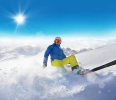 man skiër bergafwaarts