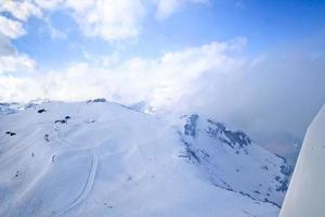 uniek vliegtuig luchtfoto van centraal Zwitserse Alpen skiresort foto