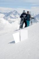 twee toegangskaarten voor ski's in de sneeuw foto